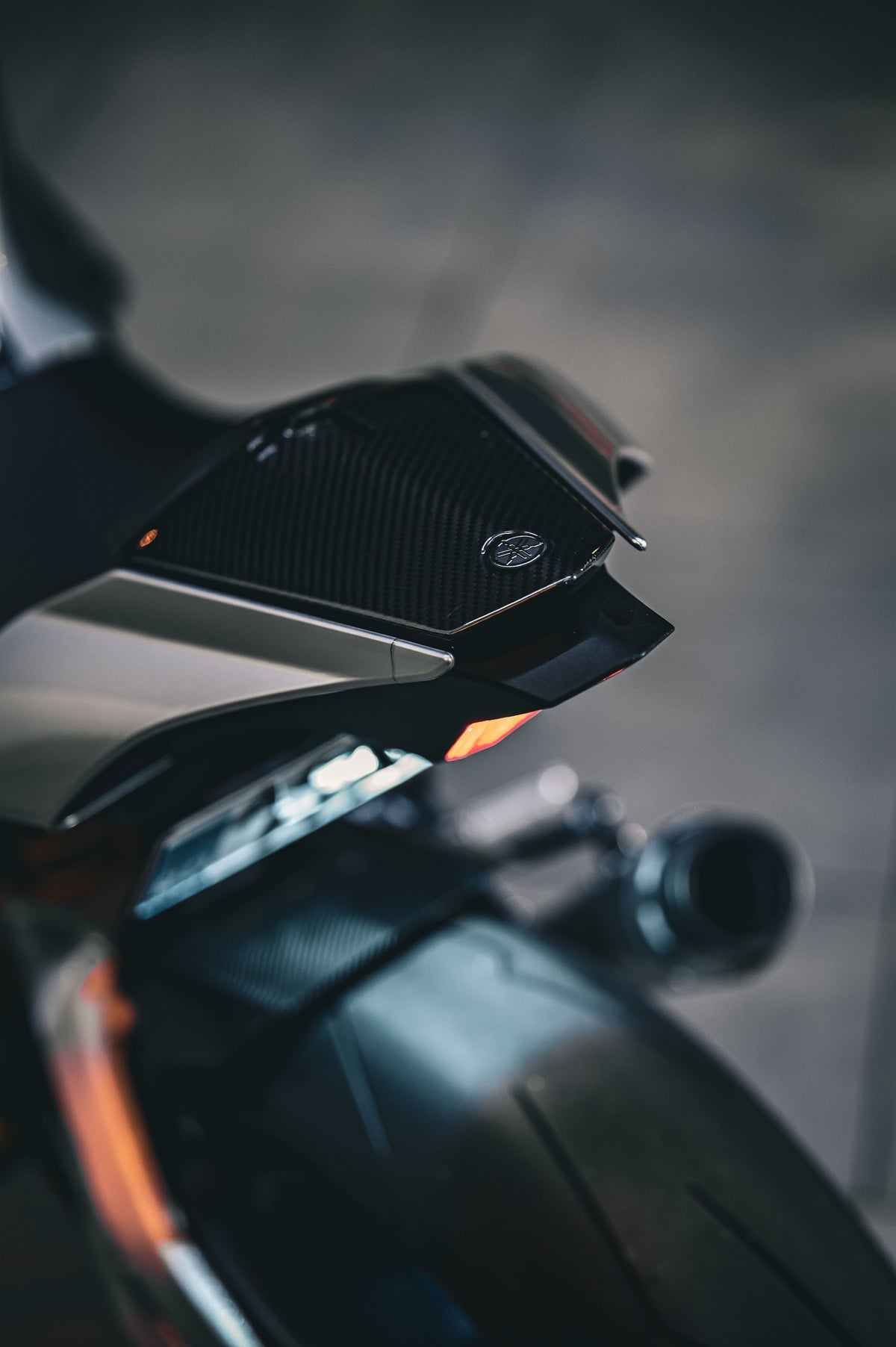 Illustrative Yamaha carbon-fiber tail photo; not a Suzuki GSX-R1000 K4 or K6 fitment reference.
